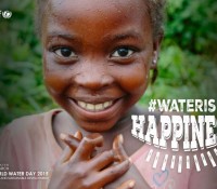 Water is happiness Agua es felicidad