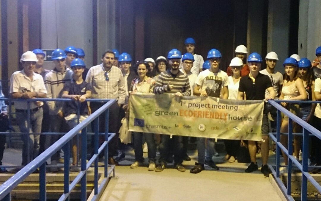 Un grupo de estudiantes visita la desaladora de Carboneras dentro del programa de actividades del proyecto Erasmus+ de Asociaciones Escolares «GreenECOFRIENLYhouse”.