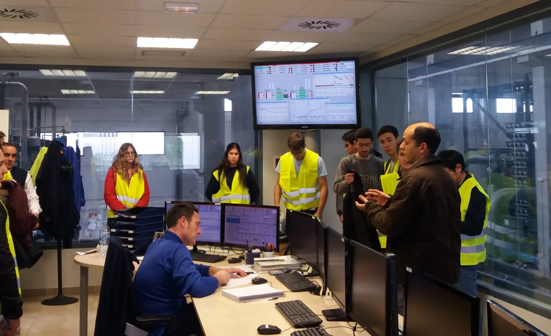Un grupo de estudiantes de la Universidad de Alicante visita la desaladora de Mutxamel